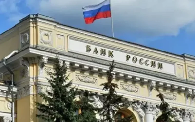 المركزي الروسي يخفض الفائدة إلى 15% ويحذر من ضبابية المشهد الاقتصادي العالمي